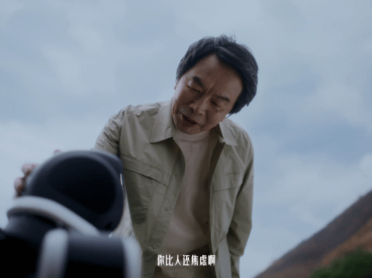 刘震云说AI也不容易 AI没有触觉，不懂麦浪的温柔，却要时刻追赶更新怕被淘汰。刘