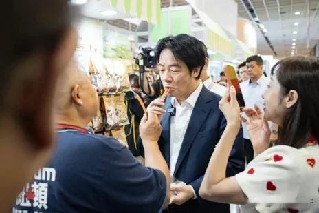 赖清德吃狗粮了
这是真的
今天赖清德参加宠物展
有个专门做动物饲料的厂家
邀请赖