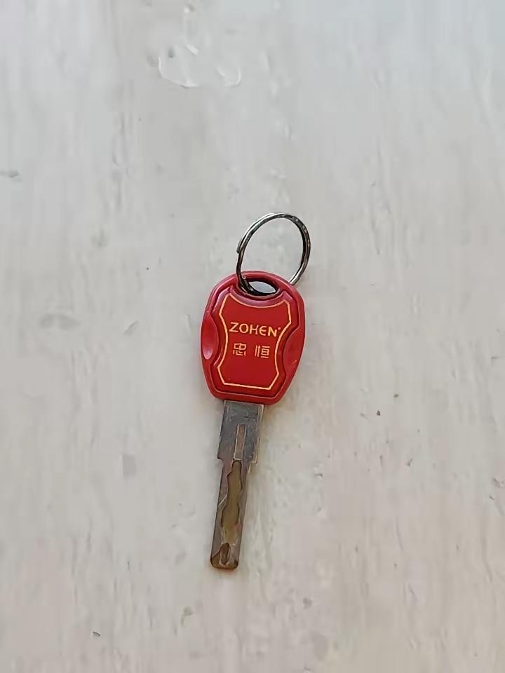 就因为它？
老公出门经常忘记带它，回来敲门开门，开慢了还发脾气， 鼻子不是鼻子脸