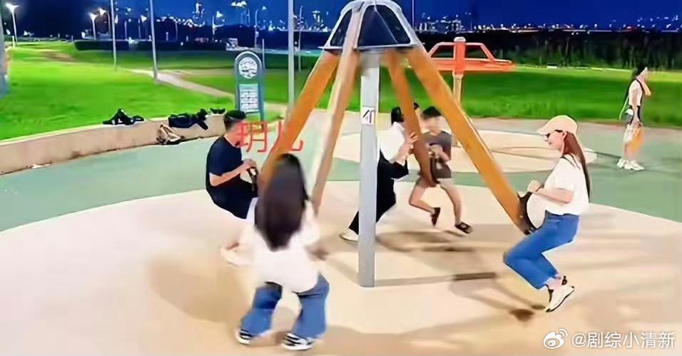 马筱梅与小玥儿的温馨日常：小玥儿蹦蹦跳跳的，马筱梅在后头跟着，这日常真温暖。后妈