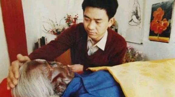 1992年，88岁老奶奶叮嘱孙子说道：我死后，一定要好好保存遗体，将来会出现奇迹