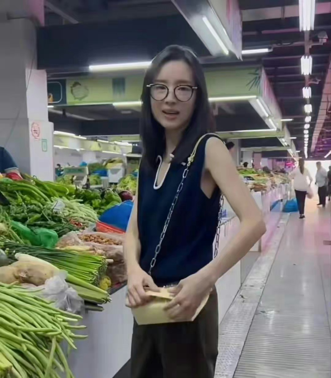 网友菜市场偶遇董洁买菜，素颜现身本人身材消瘦，本人很显老 ​​​