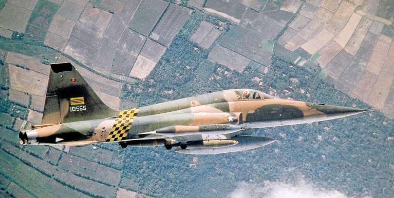 1967年，越南战争，美国空军第10战斗机中队的一架F - 5A战斗机，装载着5