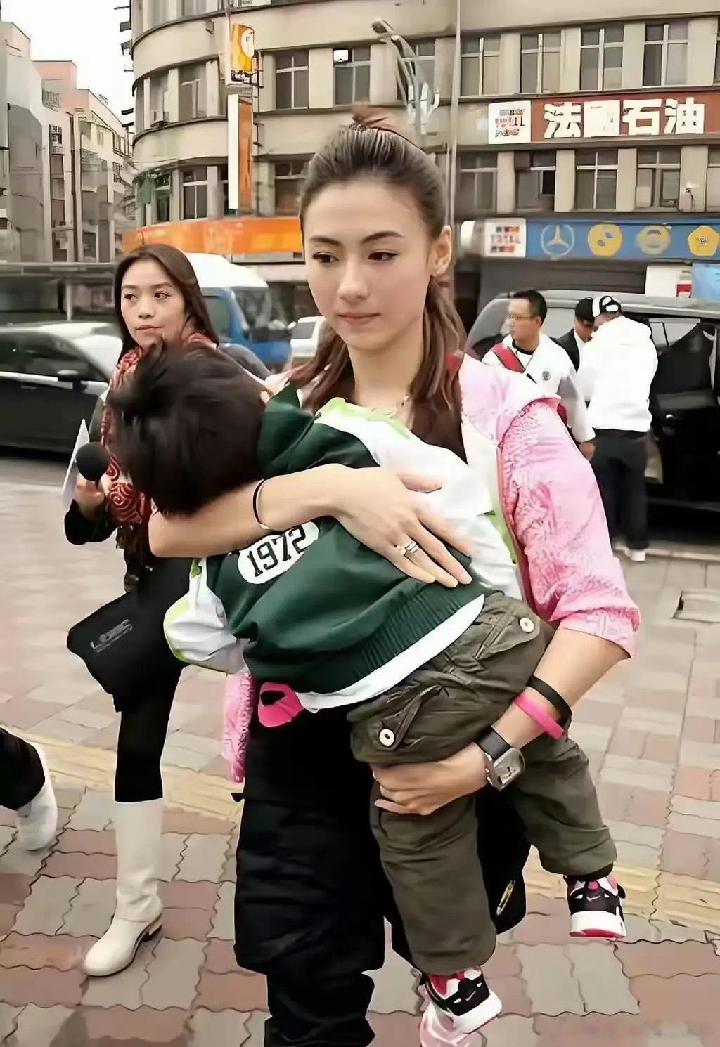 谢贤遗嘱曝光后，才知张柏芝的三儿子张礼承没有继承权，孩子跟随母亲姓张，而生父身份