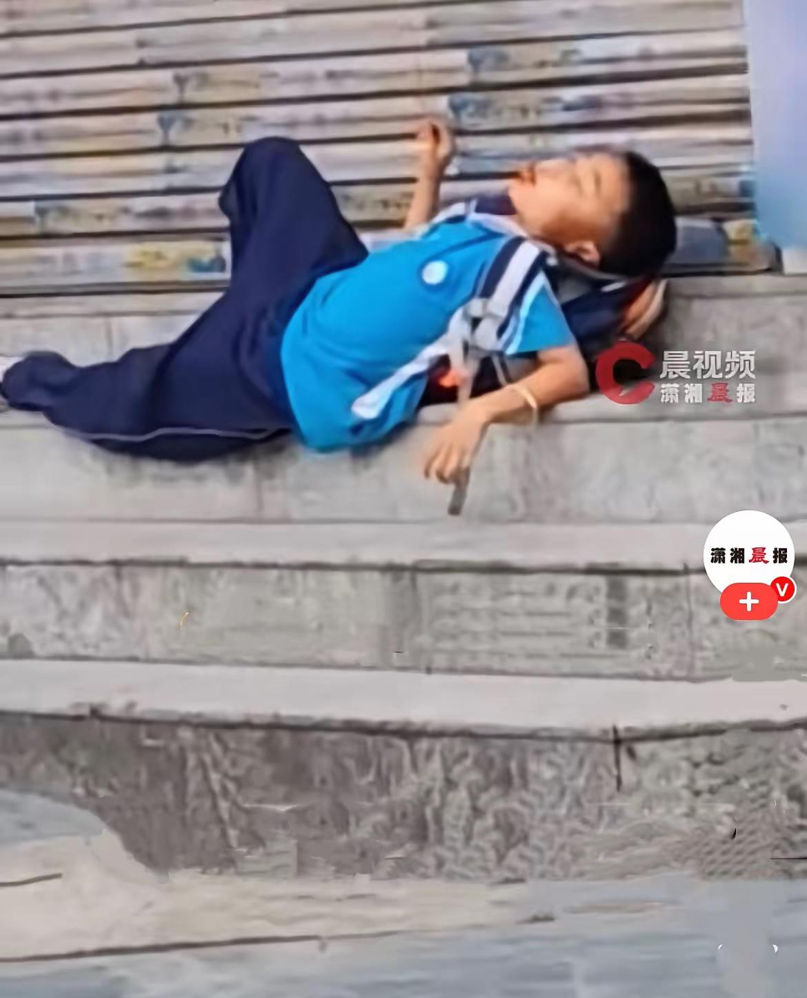 近日，贵州一位妈妈因为疏忽，忘记看消息，忘了去学校接孩子放学，等她猛然想起来的那