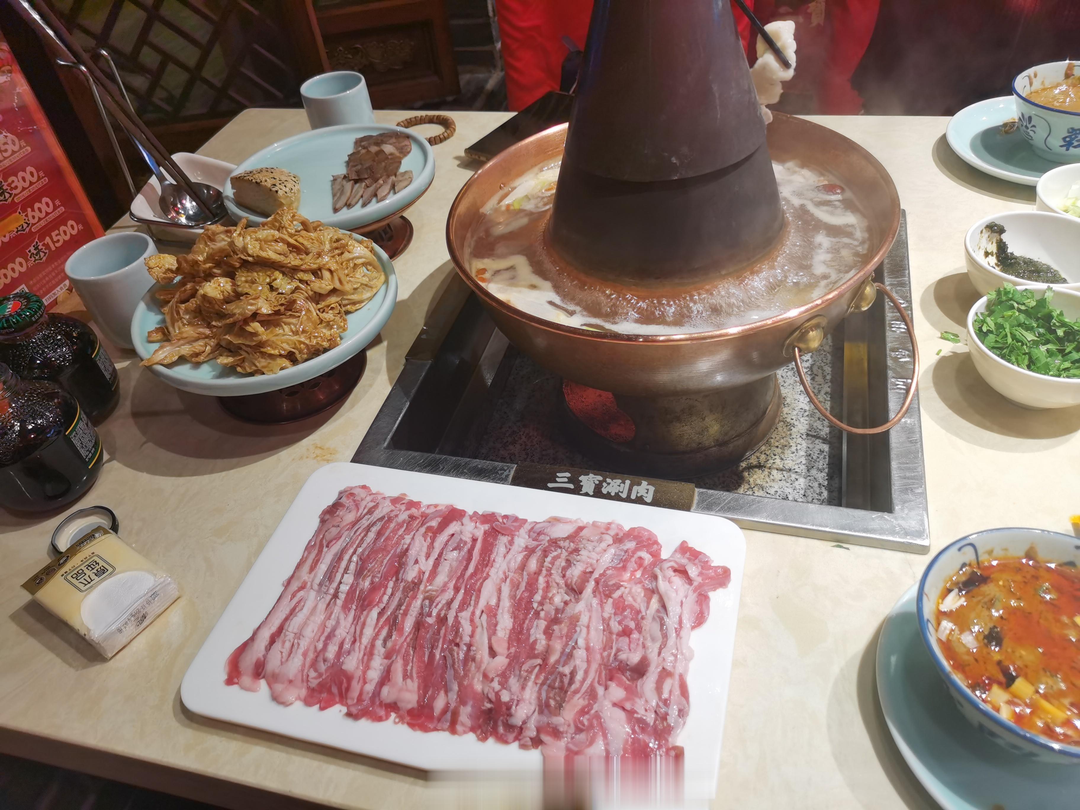 #吃货在这里##痛经#  出来吃点三宝涮肉，羊肉温润养血补肾，经常痛经小腹冷痛，