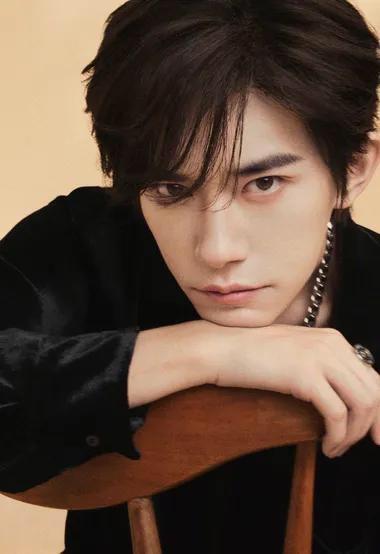 在聚光灯之外，总有一群艺人用行动诠释责任与担当，易烊千玺深耕作品、热心公益，以青