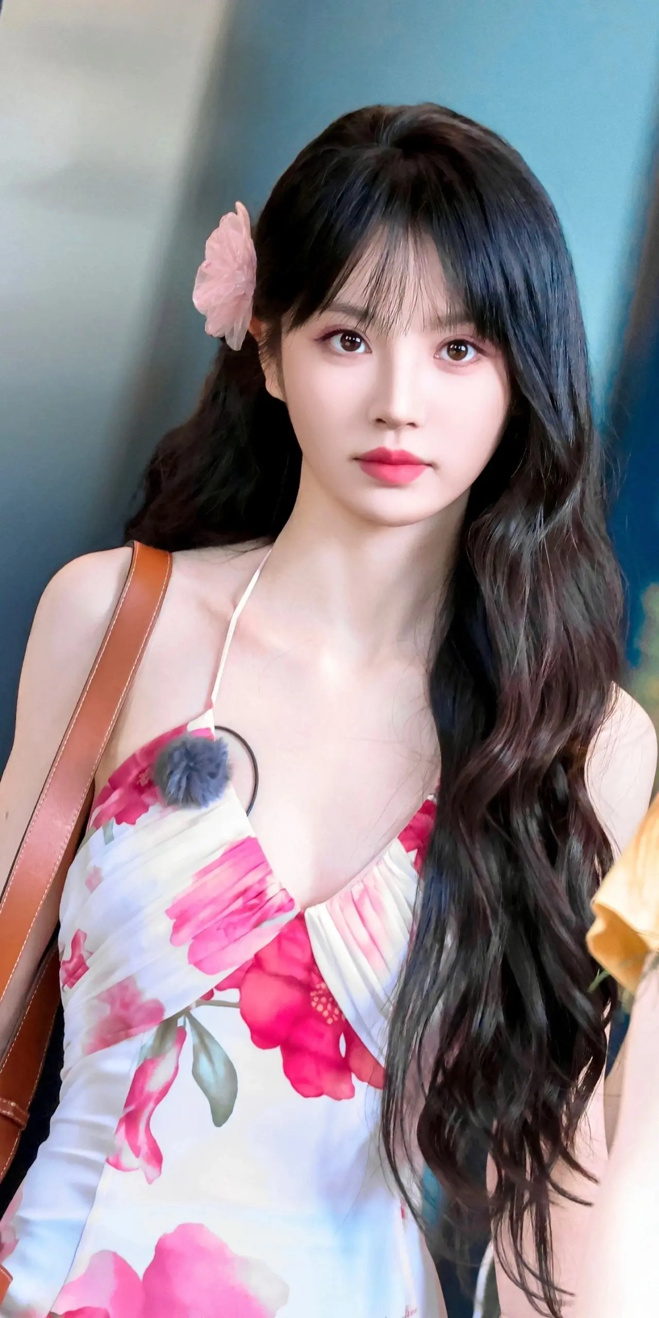田曦薇 纯美深V吊带印花裙