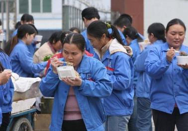 2026年全国两会，政协委员周世虹提交提案，建议废止劳务派遣制度，要求用工单位与