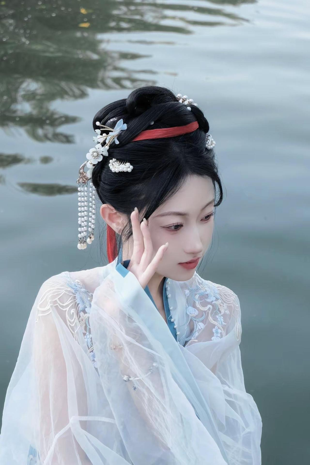 怪我过于普通的脸，留不住你那暧昧的眼。暧昧的眼 汉服 妆造