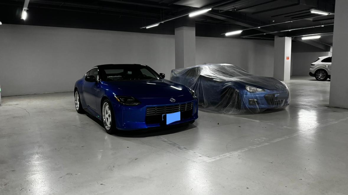 生物岛酒店停车场见到日产Z 漂亮！[玫瑰][玫瑰][玫瑰]旁边还有台Brz看来是