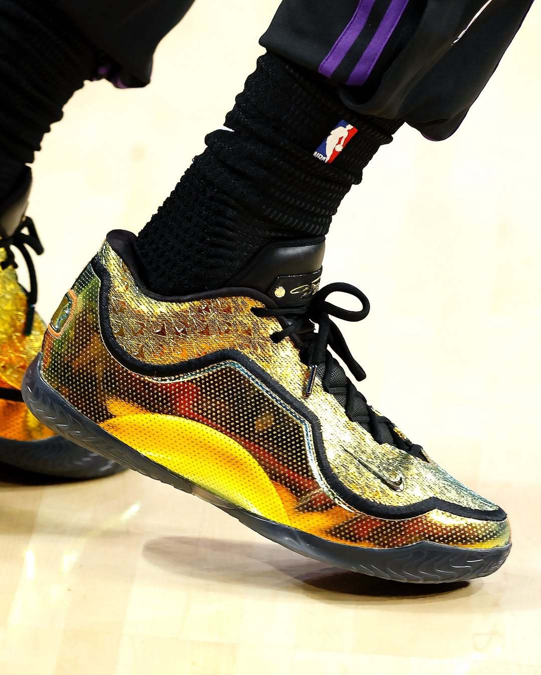 全场焦点！詹姆斯今天上脚40K纪念版