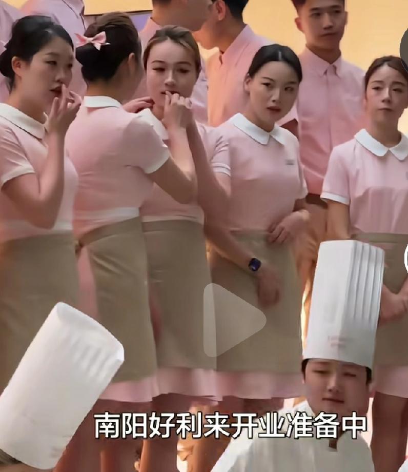这个好利来真的是卖蛋糕的吗？每次路过这个店，从来没有进去过，服务员都是非常非常漂