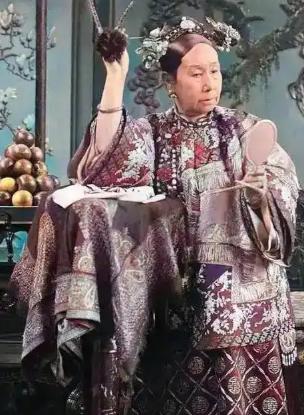 咸丰七年，慈禧仅有的一次回娘家，亲生母亲跪在青石板上喊娘娘千岁，她伸出手想去搀扶