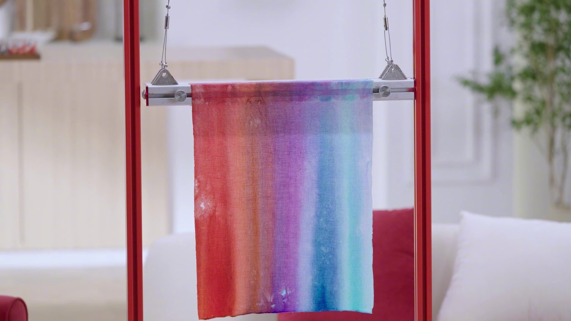 肖战用冰块画了一幅画 肖战认真创作的模样太温柔。在透亮的冰块上滴落色彩，看着颜料