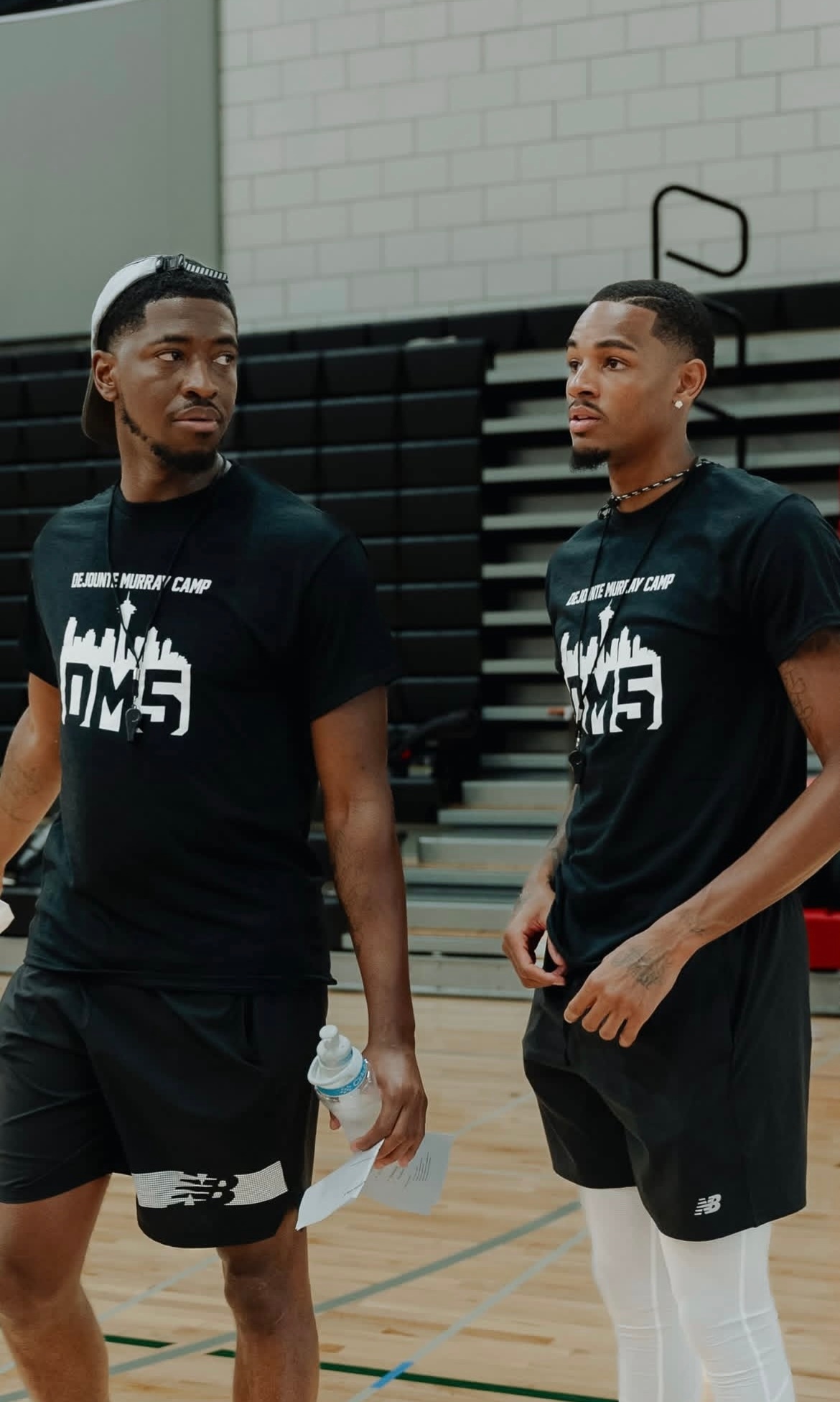 德章泰·默里的免费公益篮球训练营🏀还设有团队对抗赛事，冠军队伍每名球员可赢得1