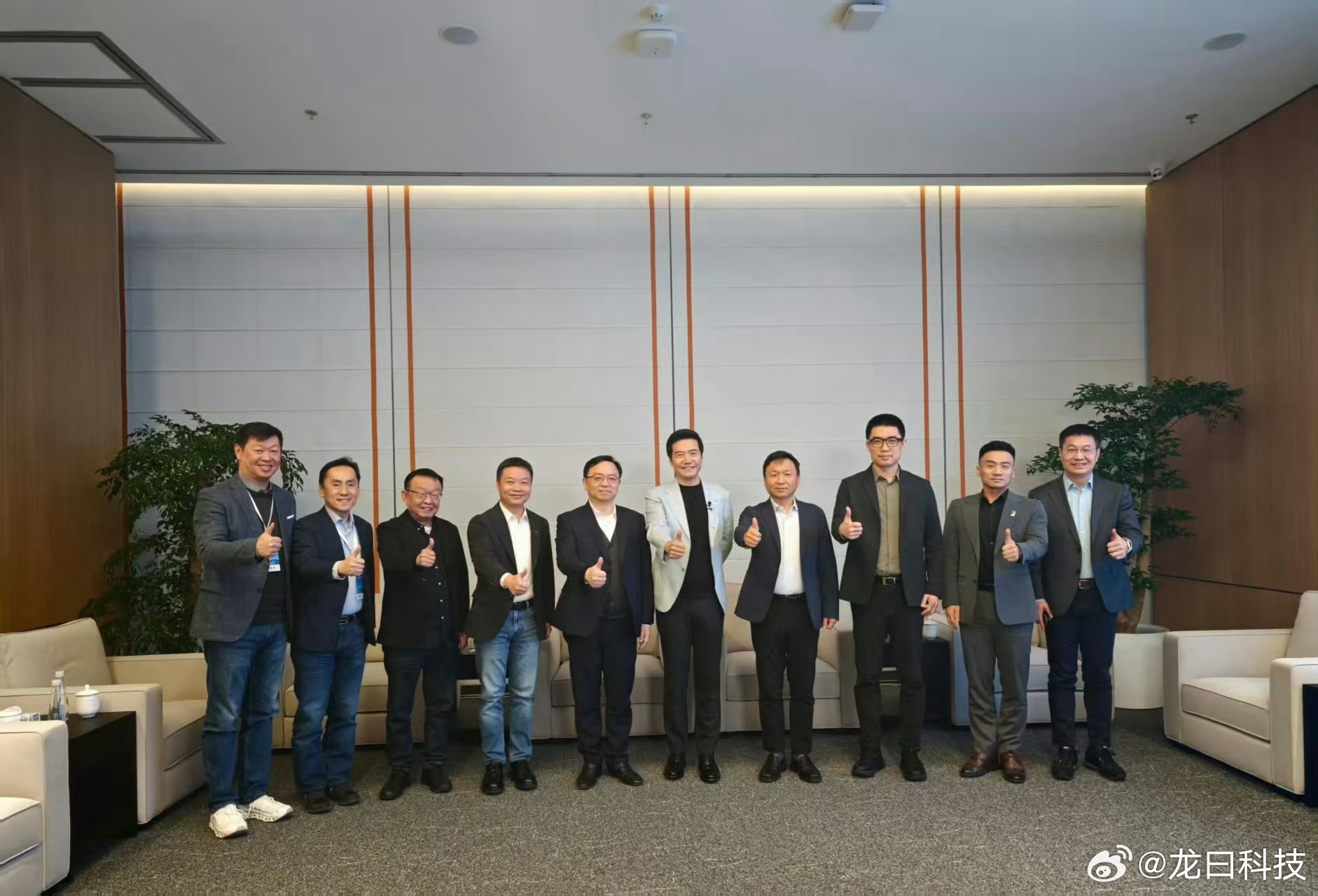 小米新SU7发布会请来半个车圈 今晚小米新SU7发布会，现场车圈大佬坐满一排。王