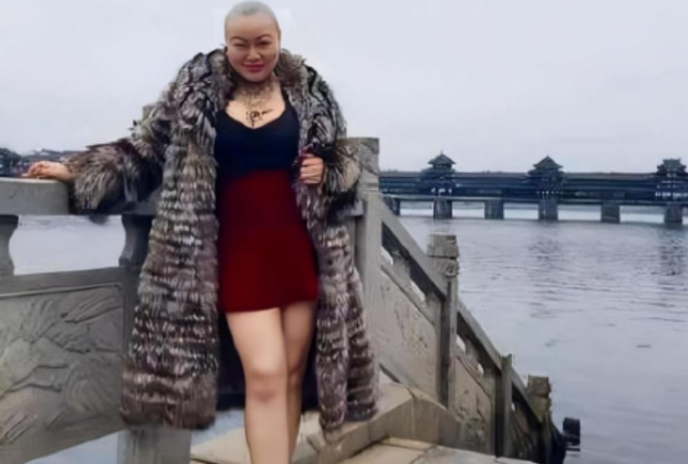 “谁娶我，我送他一辆宾利。”2019年，一名光头肥乳的女子，身着皮草，手上挂满豪