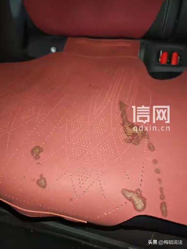 天津，元宵节晚上，曹师傅跑了一晚上网约车，最后一单两个客人下车后，曹师傅无意中看