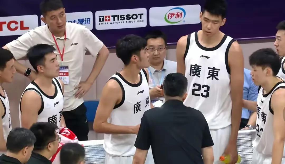 广东男篮热身赛罕见冲突！杜峰徐昕现激烈互怼，随后遭弃板凳坐穿杜锋真不适合当广东队