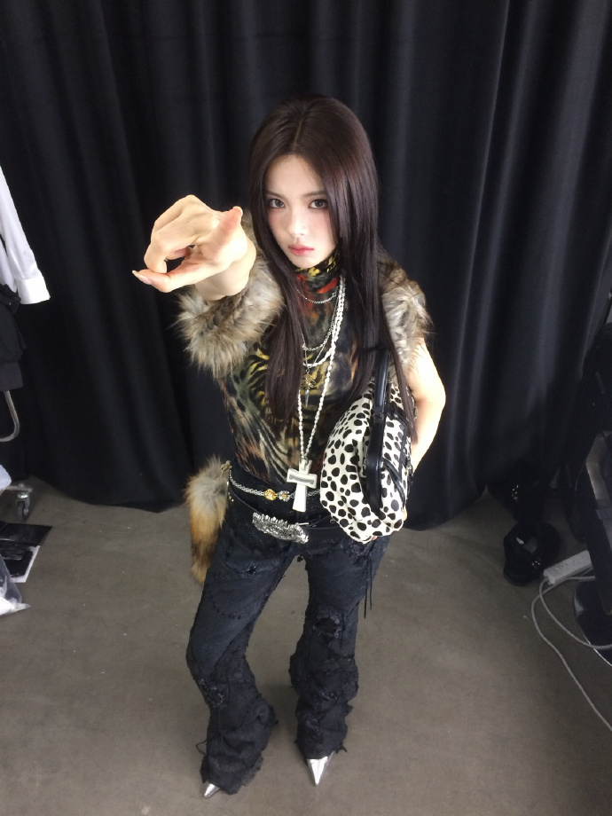 杨超越这组图古早味拉满，好有经济上行的美，感觉瞬间带人穿越回千禧年了 