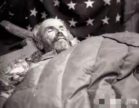 对于白求恩，我们宣传的都是他如何高尚、如何伟大，但却很少有人知道，他为什么会不远