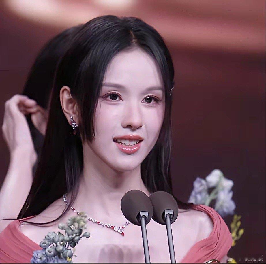 前几天和一位记者朋友吃饭她突然很认真地说：采访过的明星里，文化素养最让我印象深刻