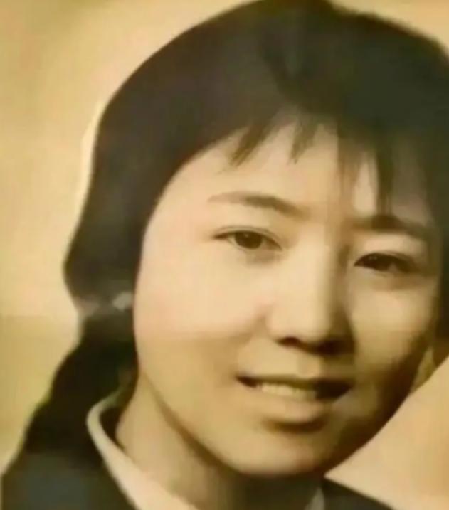 1972年，泥瓦匠张复生娶女知青乔献华，新婚当晚发现妻子肚子异常，面对他的疑问，