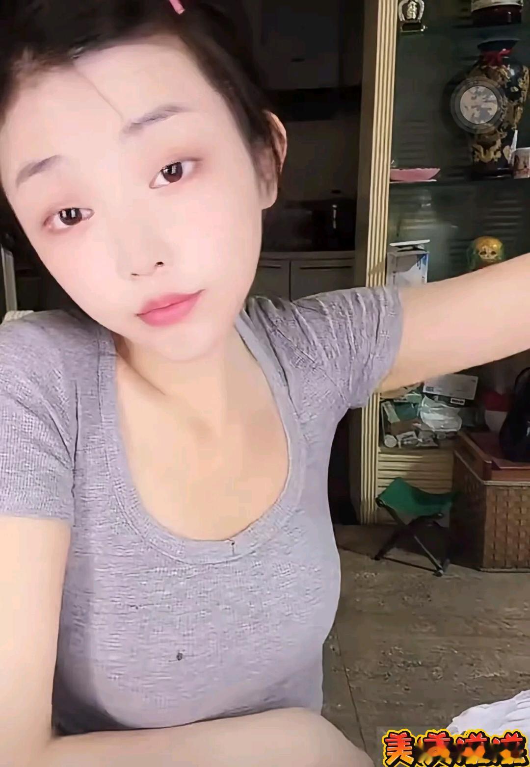 司晓迪直播这颜值也太普了，这真的不挑吗？她没有眉骨，五官折叠度为0，就是个平面的