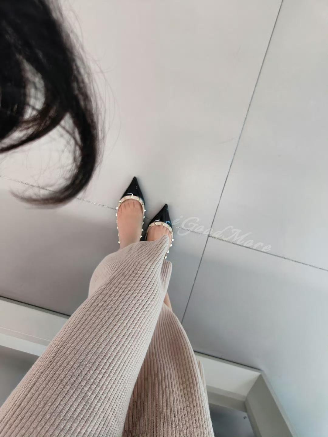 今天被男同事同事说，我的脚好性感
为什么要盯着我的脚看[打脸]
感觉有被骚扰到