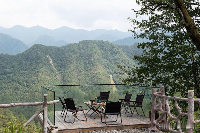 上周去浙西大峡谷玩，在山脚下找了家农家乐，周末两天连吃带住一个人260块，同行的