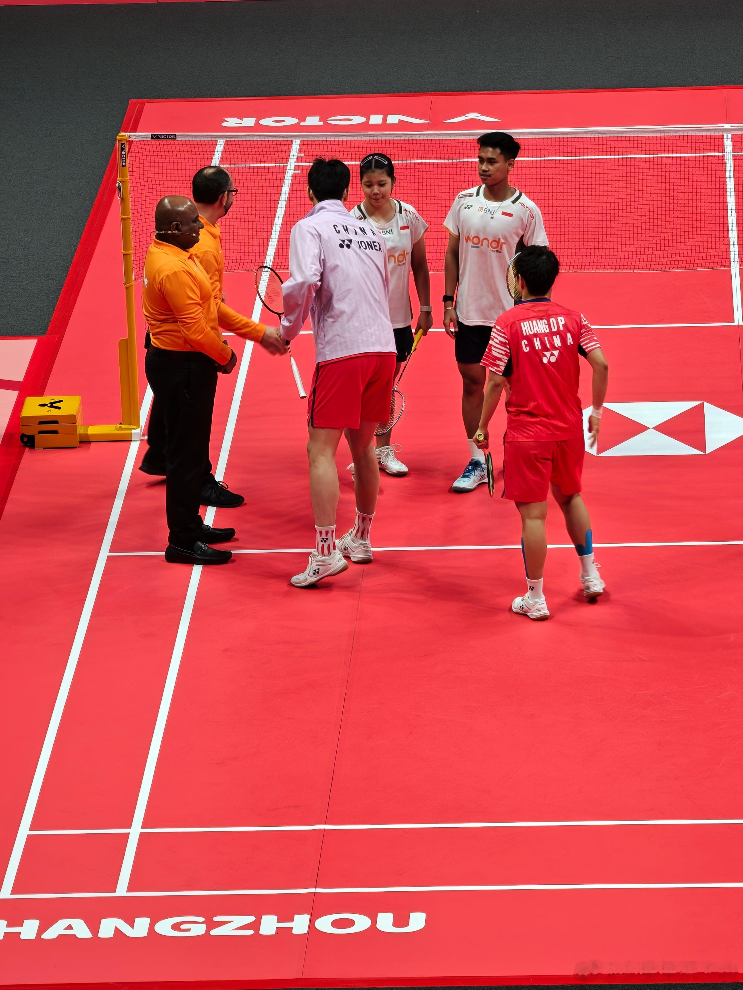 冯彦哲/黄东萍🇨🇳 🆚 🇮🇩希达亚图拉/费利沙，比赛马上开始！决胜杭州