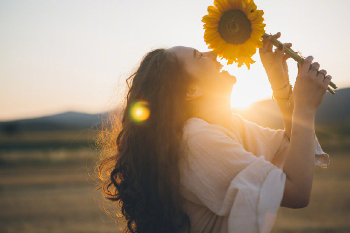 “人生没有最好的年龄，只有最好的心态，我们争不过岁月，也跑不过时间，唯有以自己喜