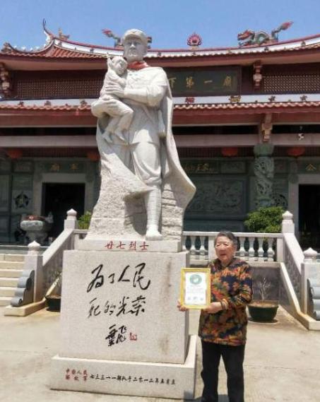 1993年，她卖掉了自己所有的财产，又八方奔波募捐，只为修建一座庙。可修好至今，