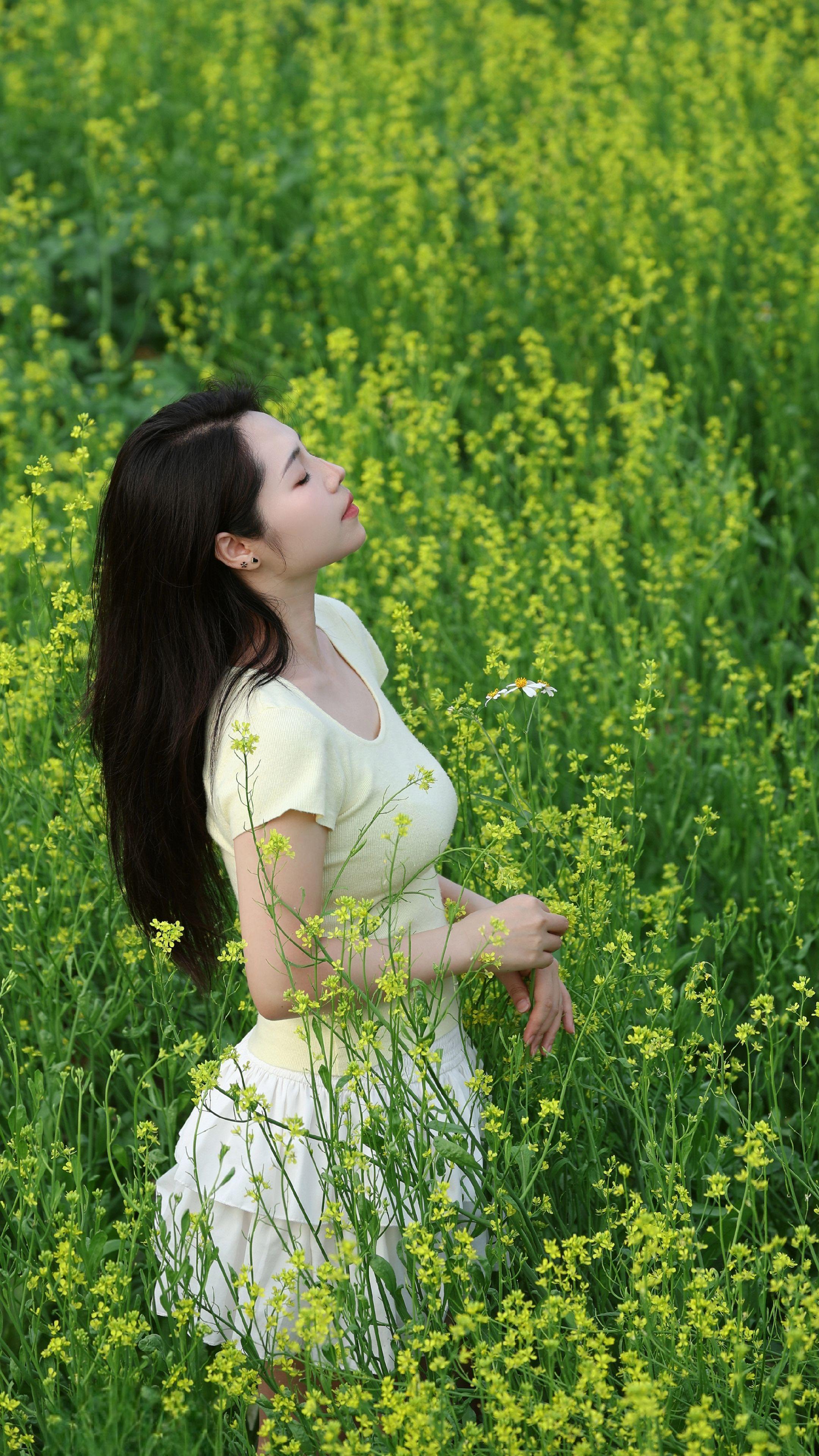 爱拍照的女人最迷人 油菜花 自由感拍照