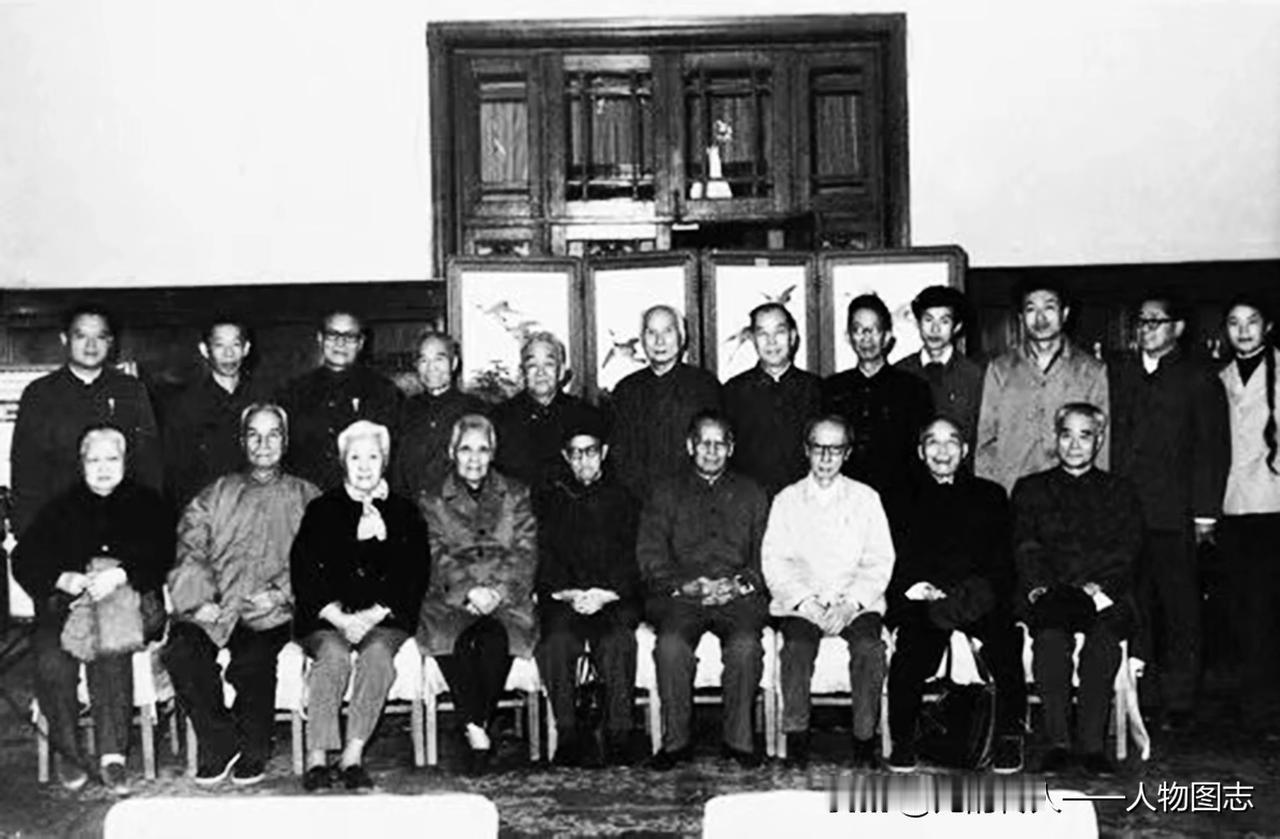 1982年秋，全国政协直属学习组成员与工作人员于全国政协礼堂第三会议室合影，前排