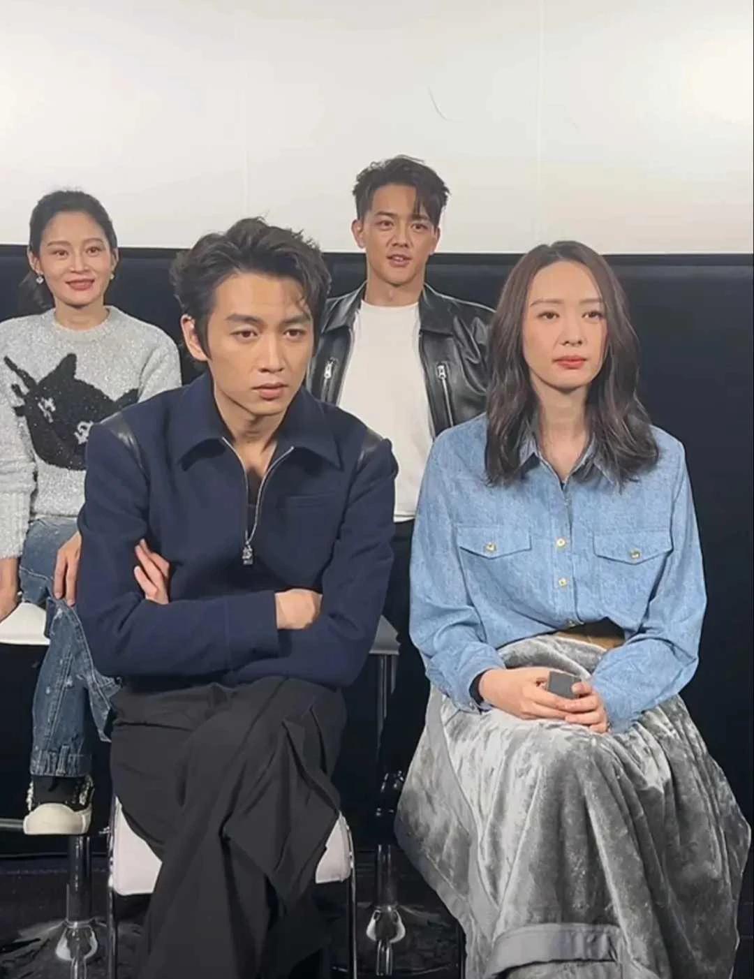这照片谁拍的？真的是不顾及陈晓的感受吗？怎么呆呆的感觉。不过，看上去没有美颜，都
