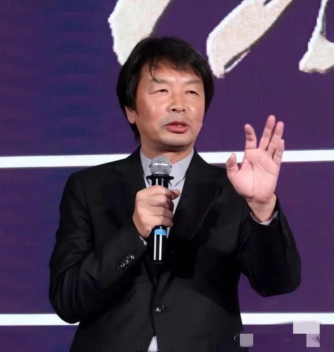 男女表达爱的方式，藏着多少被误解的真相？
 
刘震云一句话撕开了男女表达爱的“错