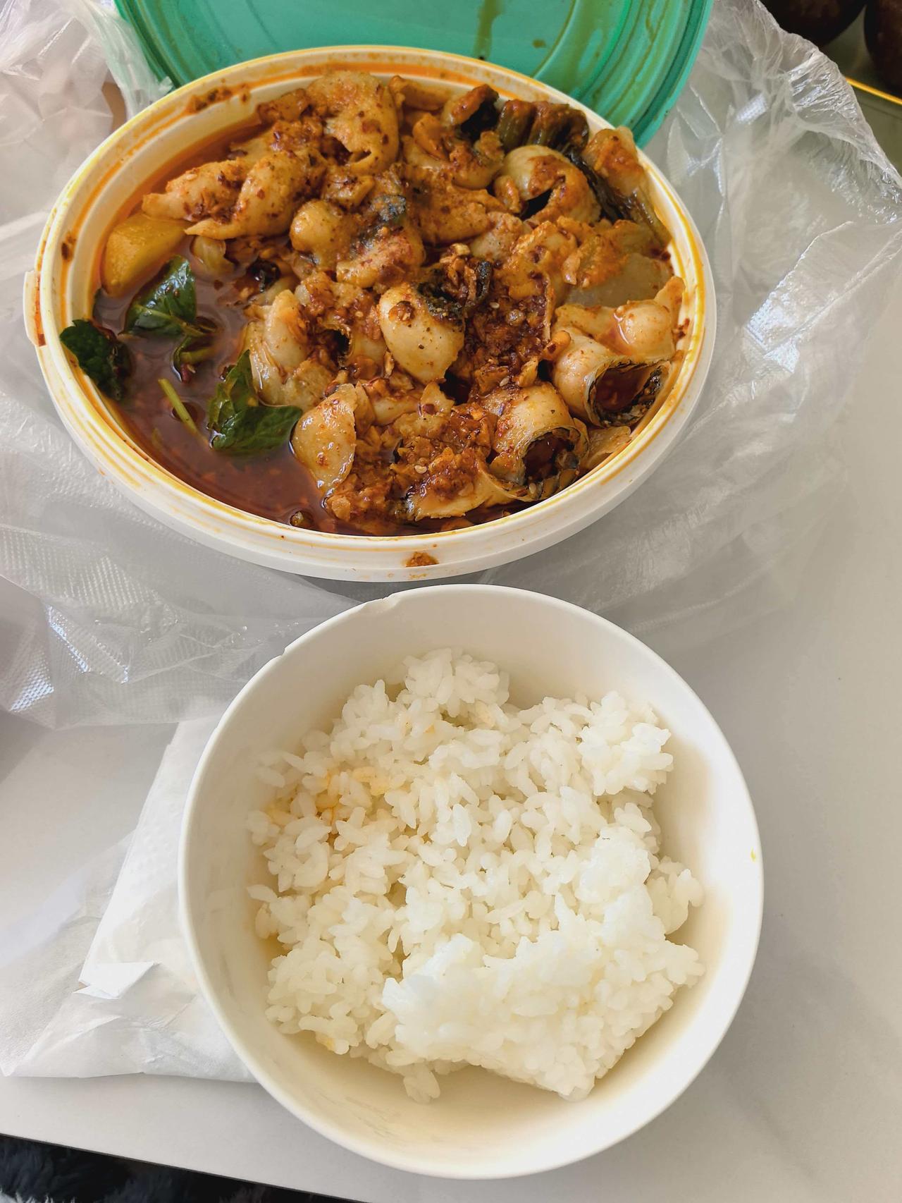 今日份晚饭，香到跺脚！
 
下班路上就琢磨着吃点啥，打开外卖软件一眼就相中了这个