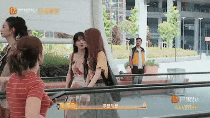 戚薇和那个不能说名字的男人 田曦薇刚下飞机就主动cue姐夫，明知道那是旅行禁词，