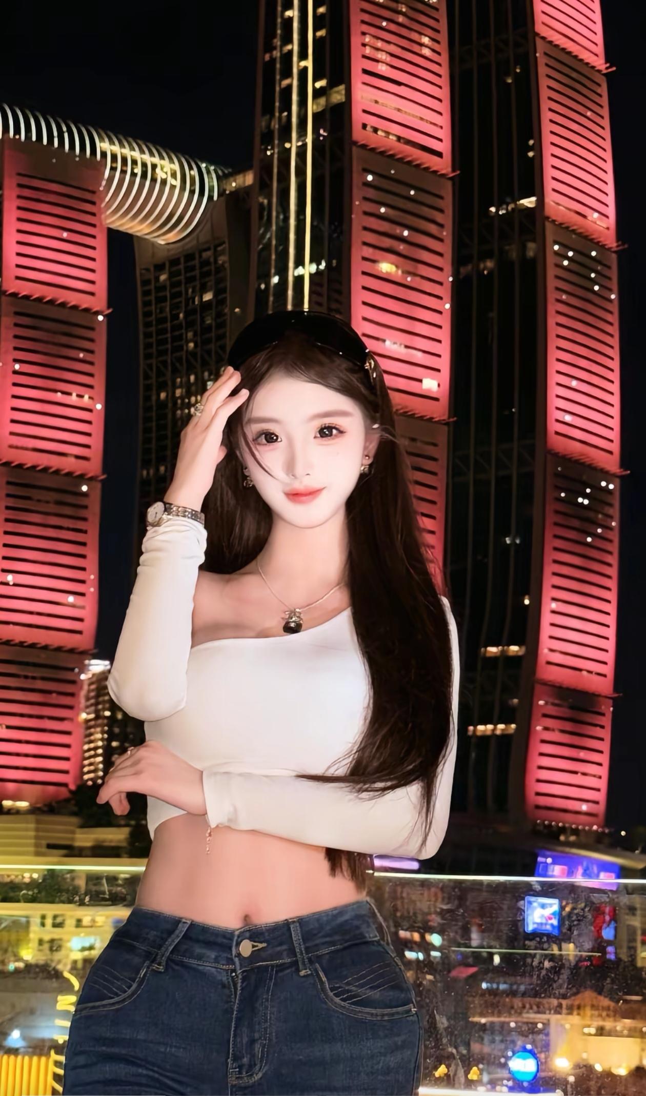 夜晚都市的霓虹灯下，时尚少女与摩天大楼的完美邂逅。