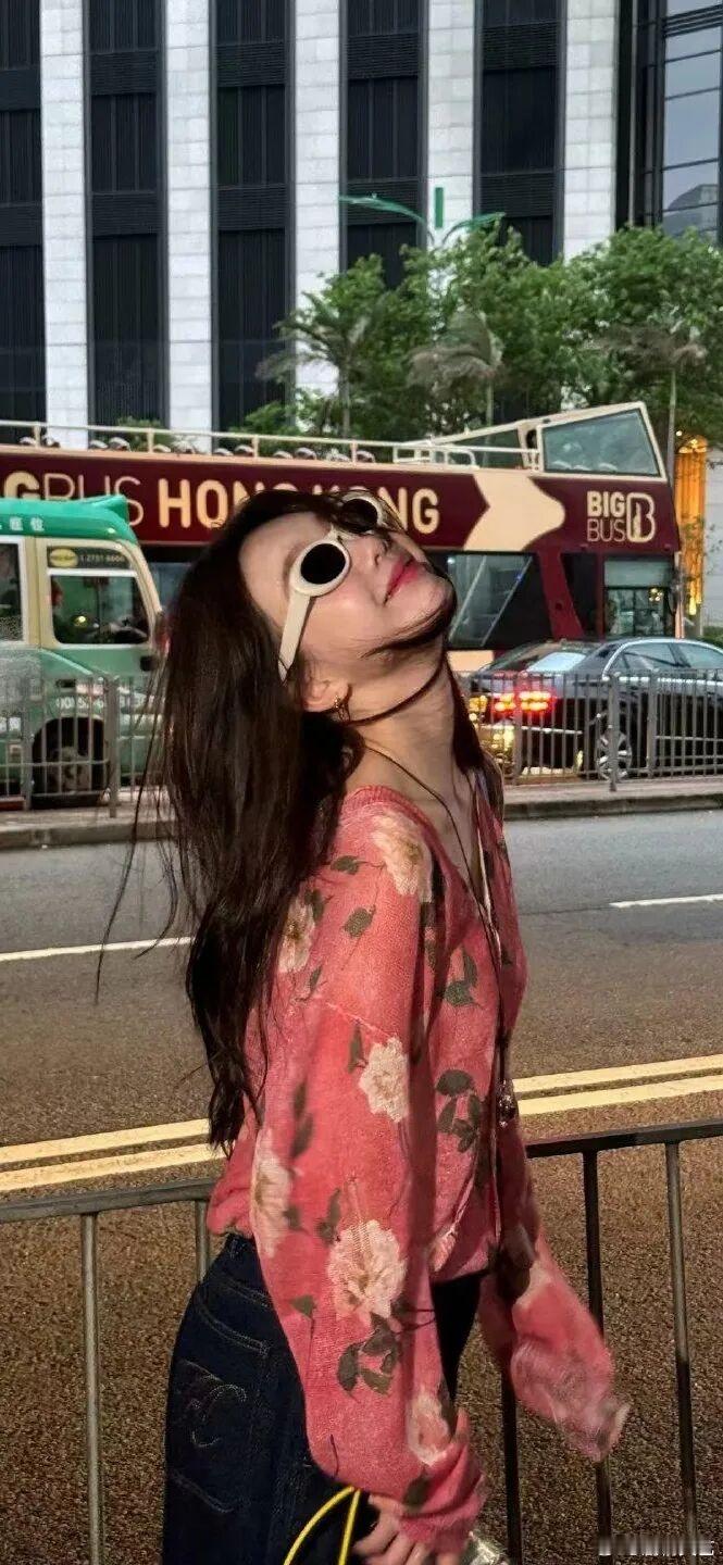 徐梦洁在伤口P了笑脸明明身上有伤，还装作轻轻松松的样子，懂事得让人心里发酸 徐梦