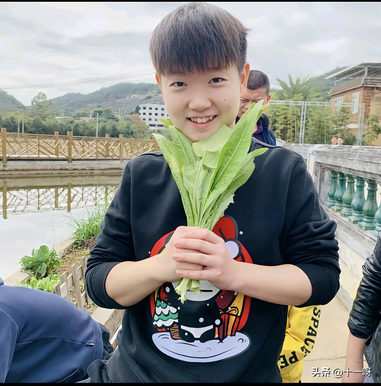 有莎莎的地方
才是春天哪！
阳光照耀的地方
才有百花争艳～
看莎莎
看惯了
看哪