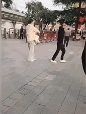 这是受了多大的刺激啊？
一男子突然情绪失控，像疯了一样冲到在马路上，甚至还踩到别