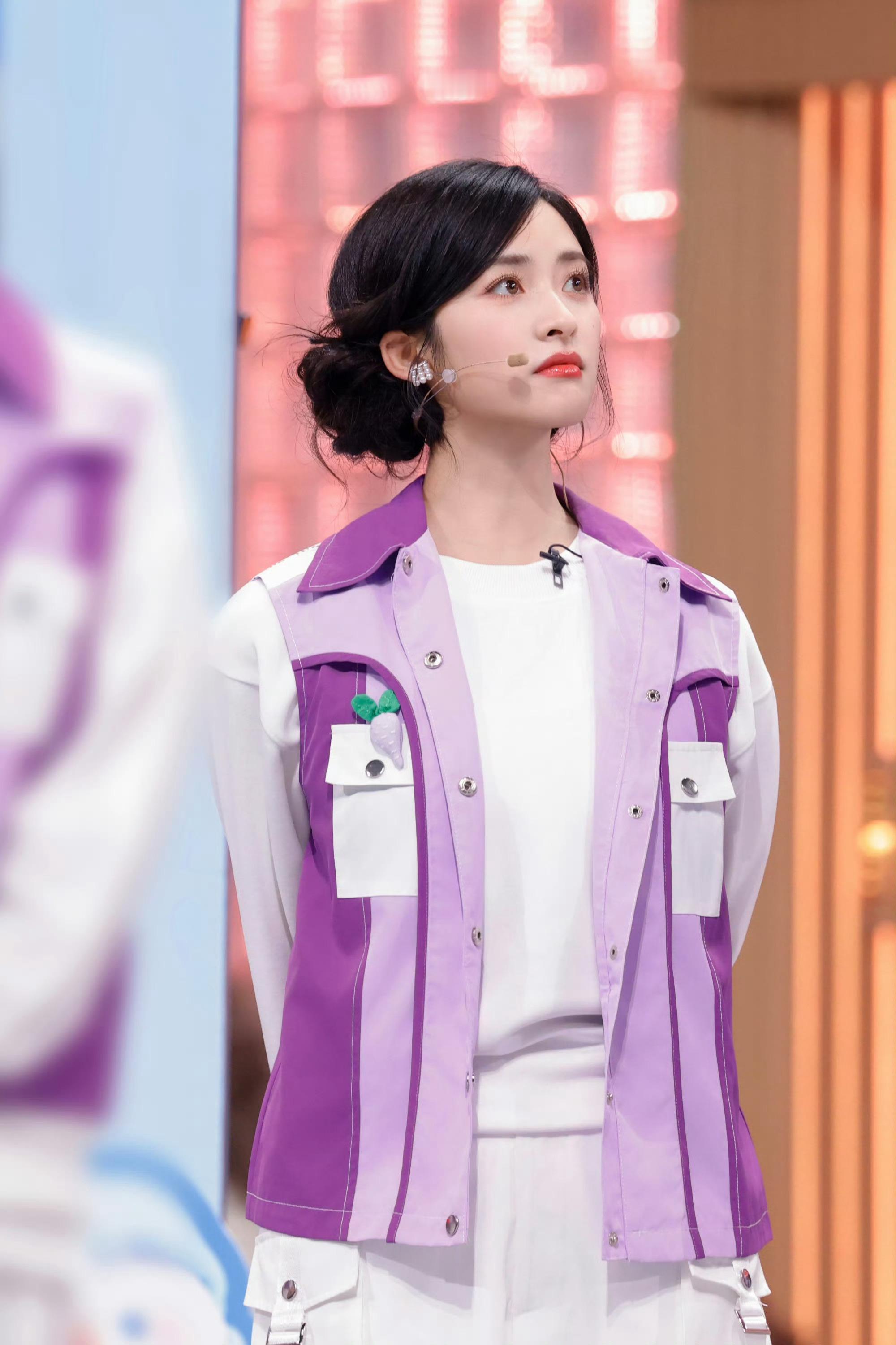 沈月一百张嘴都解释不清了沈月只是随口问了句“能不能叫队友起来”，直接被队长王鹤棣