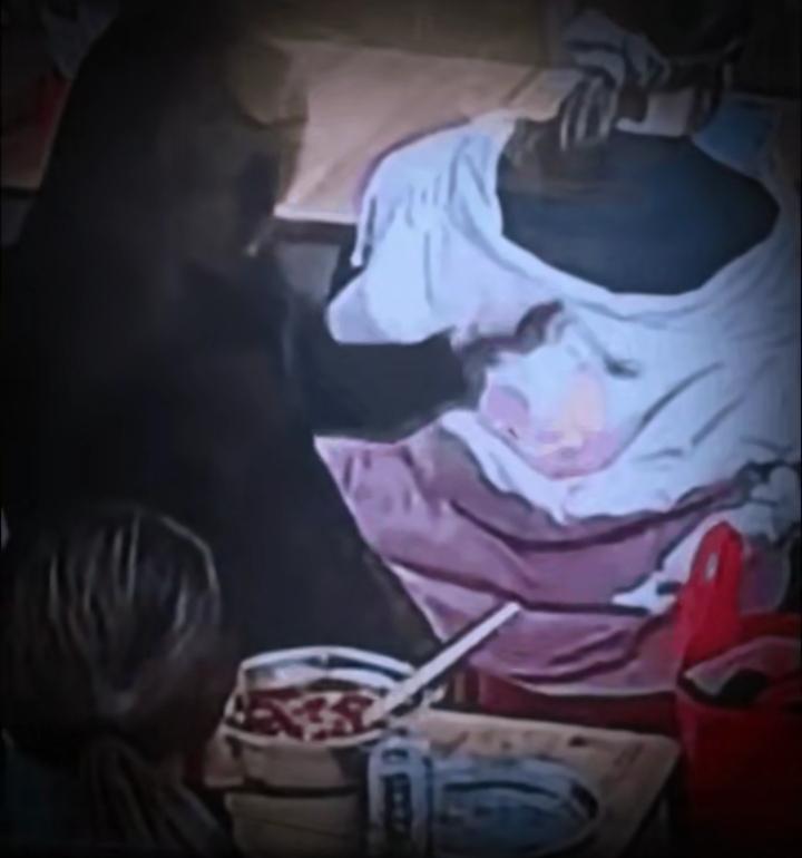 因一把凳子泼螺蛳粉汤，黑衣女子这波操作彻底“红”了！这下好了，全网都认识她了。