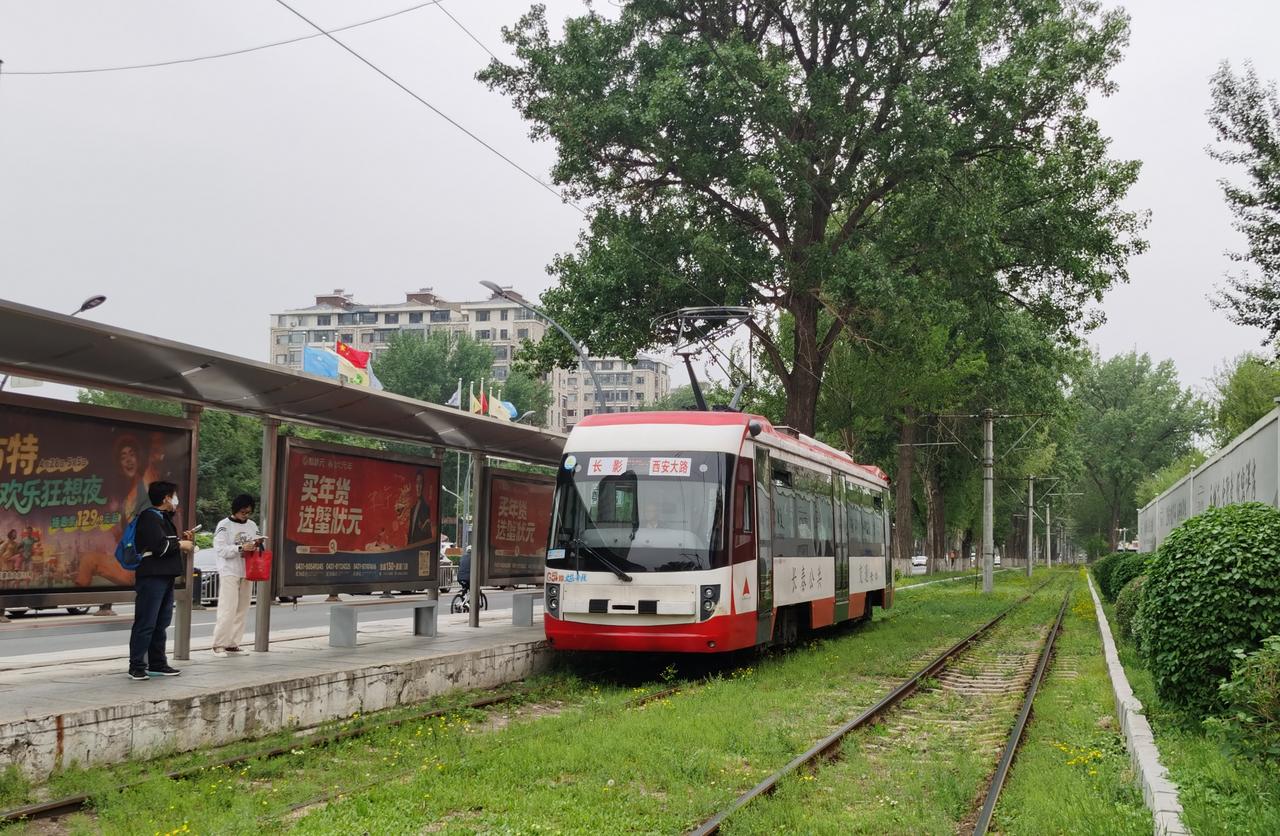景阳大路春城大街口有轨电车