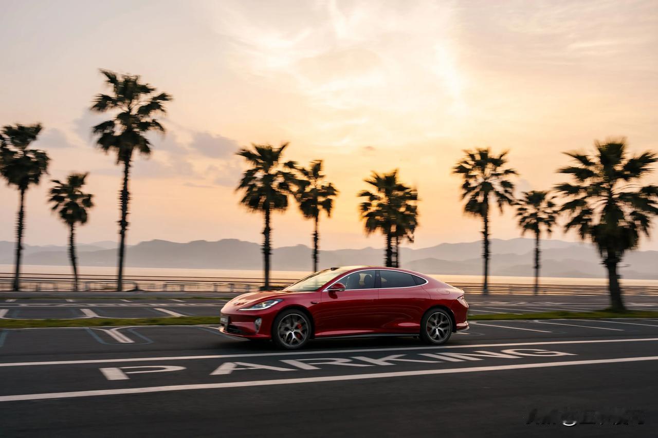 老周今年春运犯了难，往年开油车返乡堵得脚酸，换纯电又怕半路“趴窝”——毕竟从上海