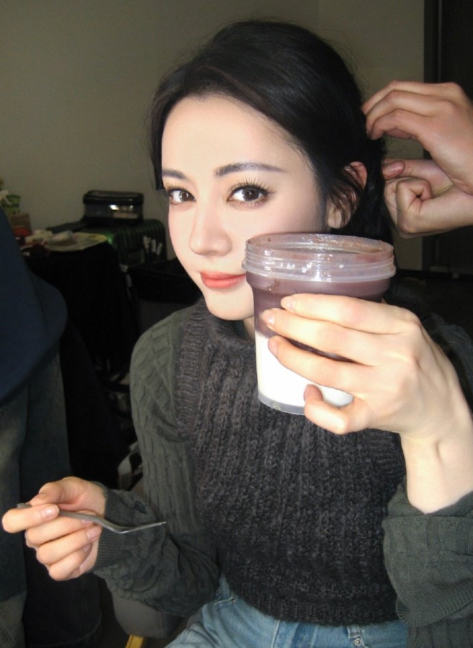 迪丽热巴吃甜品三宫格 迪丽热巴吃甜品三宫格，一整个甜到心里啦~ 