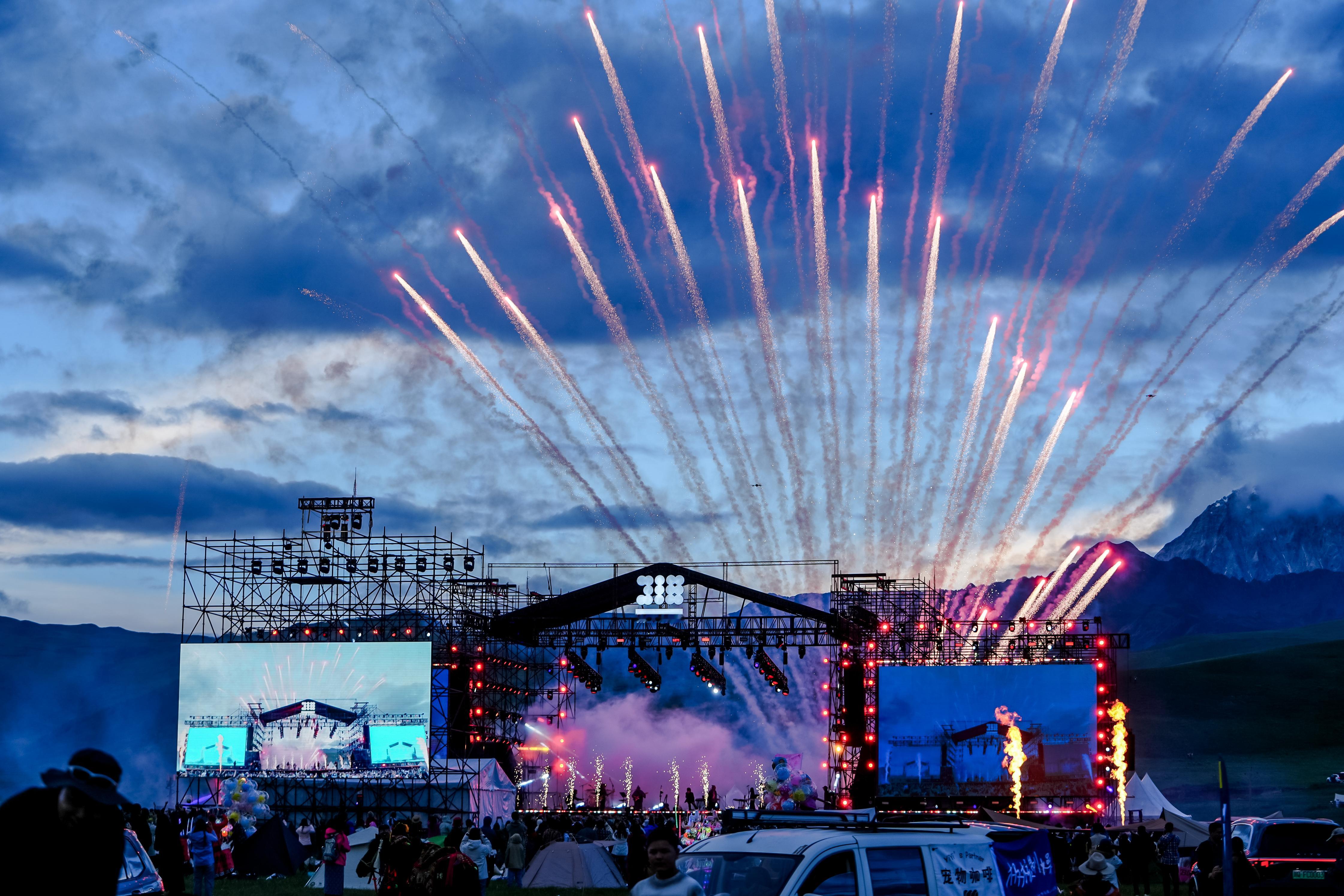 这个周末真的太嗨了！318 生活节从早嗨到晚，音乐节后排的人浪能掀翻帐篷，市集试
